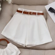 Resim Kadınlar için Şık Beyaz Kısa Pantolon ve Kahverengi Kemer - Yüksek Bel, Pilis Detaylı, Makinede Yıkanabilir, Yazlık Şık, Polyester Karışımı 