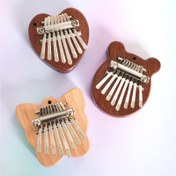 Resim Yüksek Kaliteli Mini Kalimba Müzik Kutusu 8 Tuş ve Askı ile - Taşınabilir Ahşap Enstrüman Okul Çantaları, Anahtarlıklar için - Arkadaşlar için İdeal Noel, Cadılar Bayramı, Doğum Günü Hediyeleri, Mini Müzikal Enstrüman, Eğlenceli Tasarım, İncelikli El Sanatları 