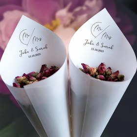 Resim 30 adet Şık Beyaz Kağıt Petal Koneleri - Özelleştirilebilir "Bay ve Bayan" Düğün Dekorasyonları Tarih, Çiçek Tasarımı ile DIY Petal Toss, Hediye Sarma, Damat Partisi Hediyeleri ve Kutlama Etkinlikleri için Düğün Dekorasyon Malzemeleri 