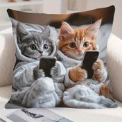 Resim 1 Adet Modern Kedi Yastık Kılıfı - Gri ve Turuncu Kapüşonlu Oyunbaz Kediler Tasarımı, Akıllı Telefon Desenli, Yumuşak Polyester Dekoratif Kılıf, Fermuarlı & Makinede Yıkanabilir, Çok Boyutlu Oturma Odası ve Yatak Odası Dekoru, Ev İçin Kedi Temalı, Şirin Tasarım, Rahat Dokulu 