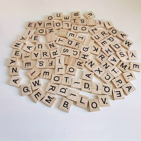 Resim 100 Ahşap Parça DIY İngilizce Kelime Okuması İçin 26 Harf, Okuma Küpleri ve Dekoratif Süsler ile. 