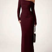 Resim Kadınlar için şık omuz üstü uzun kollu mor elbise - Formu tamamlayan, yüksek düşük hemline ile zemin uzunluğunda akşam elbisesi, düğünler ve resmi etkinlikler için mükemmel 