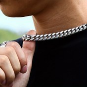 Resim Erkekler için Titanyum Paslanmaz Çelik Küba Zincir Kolye - Kaplamasız Metalik Yüzey, Dayanıklı Küba Bağlantı Tasarımı, Şık Modern Tarz Günlük ve Özel Günler İçin - Babalar Günü Hediyesi, Moda İfadesi, Kaliteli Takı, Göz Alıcı Aksesuar, Erkeklere Özel 