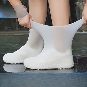 Resim 2 renk seçeneği, 1 adet lateks ayakkabı kılıfı, yağmurlu günlerde kaymaz, kalınlaştırılmış ve aşınmaya dayanıklı, bisiklet sürmek ve yağmurda yürümek için gerekli, ayakkabılarınızın ıslanmasını önler. hem erkekler hem de kadınlar için 