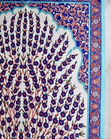 Resim Çini Desenli İpek Dokulu Keseli Seccade Kırmızı Çok Renkli 