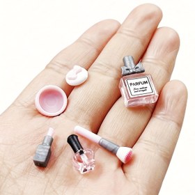 Resim 5'li Set Minyatür Bebek Evi Makyaj Seti: 1/12 Ölçekli Mini Ruj, Parfüm, Pudra Süngeri, Oje, Makyaj Fırçası Modeli, Cadılar Bayramı, Noel, Şükran Günü Hediyesi için Uygun, Peri Bahçesi Barı, Karışık Stil Anında Model Sahnesi, Kendin Yap El Sanatları 