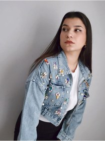 Resim RENGARENG Kadın Tasarım Denim Ceket Renkli Taş ve İşleme Detaylı Crop Fermuarlı Kot mont 
