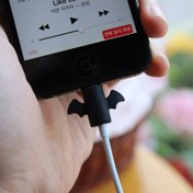 Resim 2 adet Kawaii Angel ve Şeytan Kanatlı USB Kablosu Koruyucuları - Silikon, Beyaz Kanatlı Siyah, Şakacı Tasarım ile Şarj Kablolarını Düzenlemek, Kablolama Yönetimi | Kabloları Saklamak İçin Dayanıklı Plastik Kapaklar, Kablolama Tutucu 