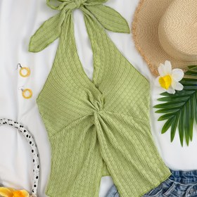 Resim İlkbahar ve Yaz Kadın Üstleri, Şık ve Seksi Halter Boyunlu Tank Üstleri, Beli Gösteren Bir Twist ve Açık Arka ile. 