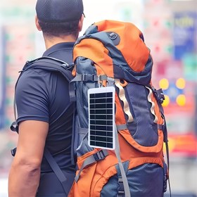 Resim Mobil telefonlar, küçük fanlar, küçük elektronik cihazlar vb. için açık hava güneş paneli şarj cihazı, açık hava seyahatleri ve dağcılık için taşınabilir, yeterli güneş ışığı olsa bile güç olmadığında acil kullanım için uygundur 