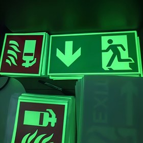 Resim Atölye, Ofis ve Kamusal Alanlar için Dayanıklı PE Malzemeden Yapılmış Işıklı Acil Durum İhracat Logolu - Yeşil Çerçeve ve Beyaz Oklu Yangın ve Tahliye Göstergesi | Atölye Güvenlik Ekipmanı | Işıklı İşaret | Yeşil Çerçeveli Sinyal 