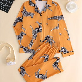 Resim Sonbahar için rahat ve şık zebra desenli kadın pijama takımı, uzun kollu düğmeli ceket ve pantolon ile rahat bir uyum sağlar. 