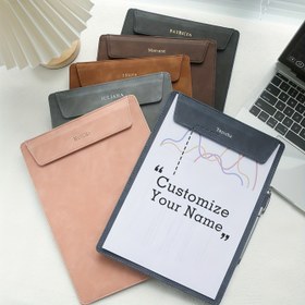 Resim TAKEOAK Kişiselleştirilmiş Manyetik Pano - Özel Gravür/Adı veya Baş Harfler, Mıknatıs Kapama Sistemi, A4 Dosyalayıcı Şeklinde Klasör Kalem Yuvası ile Altın/Siyah/Kahverengi Seçenekler - Ofis, İş İçin Dayanıklı Monogram Harf (Hediye) 