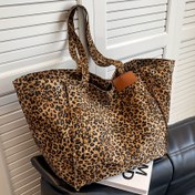 Resim Şık ve trend bir leopar desenli çanta, rahat bir hava için geniş bir tasarıma sahip, omuz ve el taşıma için izin veren bir klapa kapanması ile, günlük rahat çıkışlar ve seyahat için mükemmel. 