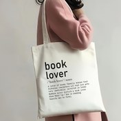 Resim 1 Adet Kadınlar İçin Kitap Tutkunu Tote Çanta - Büyük Boy Yeniden Kullanılabilir Kanvas, "Kitap Aşığın Tanımı" ve 'Kitapsal' Kelimelerle (Dayanıklı, Romanlar, Şiir, Çocuk Edebiyatı, Çizgi Roman) Tematik Tasarım - Siyah Harfler Üzerine Beyaz Renkli - 39.88x34.8cm Geniş Alışveriş Çantası: Kitap Kulüpleri, Kütüphane, Günlük Kullanım İçin Uygundur - Okuyucular & Yazarlar İçin Mükemmel Hediye - Şık Ve Fonksiyonel Kitapseveri Aksesuar 