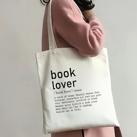 Resim 1 Adet Kadınlar İçin Kitap Tutkunu Tote Çanta - Büyük Boy Yeniden Kullanılabilir Kanvas, "Kitap Aşığın Tanımı" ve 'Kitapsal' Kelimelerle (Dayanıklı, Romanlar, Şiir, Çocuk Edebiyatı, Çizgi Roman) Tematik Tasarım - Siyah Harfler Üzerine Beyaz Renkli - 39.88x34.8cm Geniş Alışveriş Çantası: Kitap Kulüpleri, Kütüphane, Günlük Kullanım İçin Uygundur - Okuyucular & Yazarlar İçin Mükemmel Hediye - Şık Ve Fonksiyonel Kitapseveri Aksesuar 