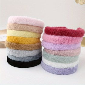 Resim Kadınlar için uygun, yıkanabilir yüz bandı ve makyaj yapmak için ideal olan tek renkli peluş saç bandı. 