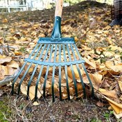 Resim Toprak için 1 adet Ağır Hizmet Tipi 11 Dişli Çelik Düzleştirme Tırmığı, Verimli Çim ve Yaprak Temizliği için Ergonomik Saplı Kompakt Metal Bahçe Tırmığı, Sonbahar Bakımı için Dayanıklı Açık Hava Bahçe Aracı 