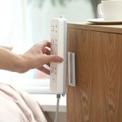Resim 5'li Paket Ultra Güçlü Kendinden Yapışkanlı Priz Tutucular - Matkap Gerektirmeyen Duvar Montajı, İz Bırakmayan Kablo Yönetimi & Dayanıklı Plastik - Ev Ofisi için Yer Tasarrufu Sağlayan Organizatör, Elektronik Aletler için Kablolu Askılar, Minimalist Tasarım, Deliksiz Kurulum, Çok Amaçlı Askılar 