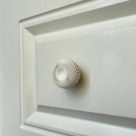 Resim Pomerol beyaz Inci Minimalist Kulpu – Zarif ve Modern Tasarım Mobilya Kulpu 