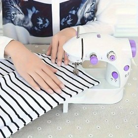 Resim Avrupa Standart Fişli Mini Elektrikli Küçük El Tipi Masaüstü Dikiş Makinesi Taşınabilir Küçük Ev Tipi Çok Fonksiyonlu Dikiş Makinesi Başlangıçlar İçin Uygun DIY Manuel. 