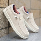 Resim Erkek Konforlu Slip-On Loafers - Casual & Moda, Bej Kumaş ile Kırmızı ve Mavi Vurgular, Yuvarlak Burun, PVC Taban, Casual Giysiler, Sokak Stili veya İç Mekan Kullanımı için Mükemmel, Minimalist Loafers | Dayanıklı Taban Ayakkabılar 