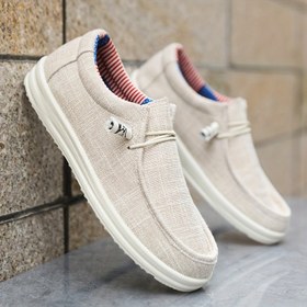 Resim Erkek Konforlu Slip-On Loafers - Casual & Moda, Bej Kumaş ile Kırmızı ve Mavi Vurgular, Yuvarlak Burun, PVC Taban, Casual Giysiler, Sokak Stili veya İç Mekan Kullanımı için Mükemmel, Minimalist Loafers | Dayanıklı Taban Ayakkabılar 