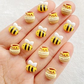 Resim 20 Adet El Boyaması Kawaii Arı & Bal Kavanozu Reçine Süsleri - Canlı Sarı ve Beyaz Mini Düz Tabanlı Aksesuarlar, DIY Tırnak Sanatı, Scrapbooking, Takı Yapımı için - Balpeteği Desenli Sevimli Karikatür Dekorasyonları, Scrapbooking Malzemeleri, Oyunbaz Charm, Pürüzsüz Yüzey 