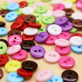 Resim 500 adet Renkli Karışık Düğmeler Paketinde, 2 Delik, 6mm - Kendin Yap Dikiş ve El Sanatları için İdeal Bir Seçimdir. 