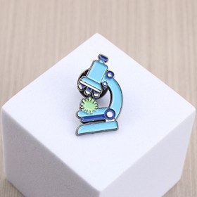 Resim Yeşil Örnek ile Sevimli Mavi Mikroskop Emaye Pin - Bilim Temalı Moda, Yaratıcı Broş Yıldızı, Alaşım Malzeme, Sırt Çantaları, Şapkalar, Tatil Hediyeleri ve Kampüs Aktiviteleri için Mükemmel, Bilim Hediyeleri 