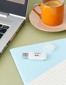 Resim KIOXIA TransMemory U202 64GB USB Bellek – USB 2.0, Beyaz 