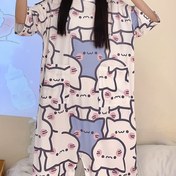 Resim Kadınlar için Sevimli Karikatür Baskılı Pijama Tulumu - Kısa Kollu, Yuvarlak Yaka, Ön Cep ve Düğme Kapatma, Gevşek ve Rahat Bahar/Yaz Uyku Giyimi, Açık Pembe ile Mavi ve Beyaz Karikatür Tasarımı, Rahat Pijama | Karikatür Baskılı Pantolon Takımı | Ön Cep Tasarımı 