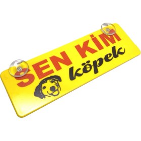 Resim Sen Kim Köpek Yazılı Sarı Dekor Plaka Vantuzlu Cam Süsü 22X7.5CM 