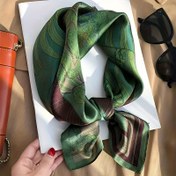 Resim Kadınlar İçin Uygun, %100 Polyester Saten Kumaştan Yapılmış, Nefes Alabilen ve Sıcak Tutabilen Modaya Uygun Bir Aksesuar, Hem Profesyonel Hem de Casual Giyim İçin Uygun Dekoratif Yeşil Şal, Tüm Mevsimlerde Kullanılabilir, Tüy İçermeyen ve 90 Gram/Metrekare Ağırlığında Hafif Bir Ürün. 