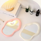 Resim Sevimli, minimalist tasarım ve krem tonlarına sahip yüksek çözünürlüklü masaüstü makyaj aynası; gizli katlanabilir tasarımı ile asılabilir veya dik duran, evde veya öğrenci yurtlarında günlük kullanım için uygun 