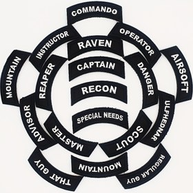 Resim 1 Adet Taktik Yama - Üniformalar, Yelekler, Kasklar, Sırt Çantaları için Kanca ve Döngü ile Airsoft Usta Eğitmen Komando Amblemi - Siyah, Özel İhtiyaçlı Operatör Keşif Rozeti, Keşif Temalı Yüksek Kaliteli Nakış 