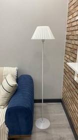 Resim Beyaz Pileli Başlıklı Metal Gövdeli Modern Lambader Kalp detay oturma odası salon aydınlatma 