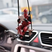 Resim 1 Adet Resmi Lisanslı Deadpool PVC Araba Ayna Süsü - Kırmızı ve Siyah Kıyafetli, Kağıt Tutmuş Süper Kahraman Salıncak Hareket Tasarımı, Dayanıklı Plastik Araç İçi Aksesuar, Hayranlar İçin Doğum Günü Sevgililer Günü Noel Hediyesi, Araç Dekoru, Çizgi Roman Stili, Detaylı Heykel, Pop Kültür Severler için Koleksiyon Figür 