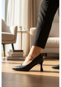 Resim Enoch Kadın Klasik Çizgilere Sahip Pürüzsüz Dokulu Estetik Kadeh Topuklu Stiletto Ayakkabı Sıyah 