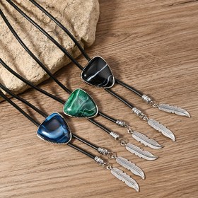 Resim Batı kovboy tarzı bolo kravat, üçgen retro desen, opal, moda ve basit, Kore mum ipliği, tüy kolye, günlük giyim, Noel hediyesi, Sevgililer Günü hediyesi, arkadaşlar, aile, sevgili için hediye, tatil hediyesi 