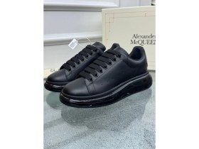 Resim Siyah Deri Sneaker – Alexander McQueen’in İkonik Şıklığıyla Cesur Adımlar 