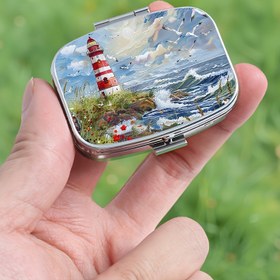 Resim Deniz Feneri Baskılı Kare Tıbbi Kutu - 2 Bölme Nem Geçirmez Taşınabilir Hap Düzenleyici, Mücevher Küpeler için Çok Fonksiyonlu, Seyahat ve Dış Mekan Aktiviteleri, Günlük İlaç Hatırlatıcısı, Gıda Güvenli Plastik / Metal Tasarım, Seyahat Hapı Düzenleyici | Deniz Feneri Baskı Tasarımı | Nem Geçirmez Tasarım 