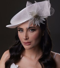 Resim Tül ve Çiçek Süslemeli Beyaz Gelin Şapkası – Nikah, Düğün ve Özel Gün Şapkası 
