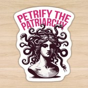 Resim Feminist Güçlendirme Vinil Sticker - "Patriarşiyi Taşlaşdır" Medusa & Yılan Tasarımı | Arabalar, Laptoplar için Kalın Pembe Yazı | İşyerinde Kadınları Destekler 