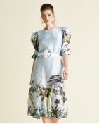 Resim Kadın Renkli Desenli Volanlı Elbise Kemerli Ve Puff Kol Detaylı Midi Boy Mavi 