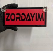 Resim Kırmızı Renk Üzeri Siyah Renk Zordayım Yazılı Vantuzlu Cam Süsü 