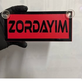 Resim Kırmızı Renk Üzeri Siyah Renk Zordayım Yazılı Vantuzlu Cam Süsü 