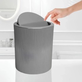Resim Şık Çizgili Yuvarlak Kapaklı Çöp Kovası, Banyo ve Mutfak Için Ideal 