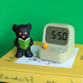 Resim 1 adet Sevimli Siyah Ayı Okuma Kitabı Alarm Saati Dijital Ekranlı - Öğrenciler, Yurtlar ve Ev Dekoru için Akıllı Elektronik Uyanma Işığı, Pil ile Çalışır, Pil Dahil Değil, Abs Malzeme, Yurt Dekoru | Eğlenceli Tasarım | Dijital Alarm Saati, Sevimli Alarm Saati 