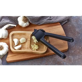 Resim Pratik Sert Plastik Siyah Sarımsak Ezici Ve Presi 
